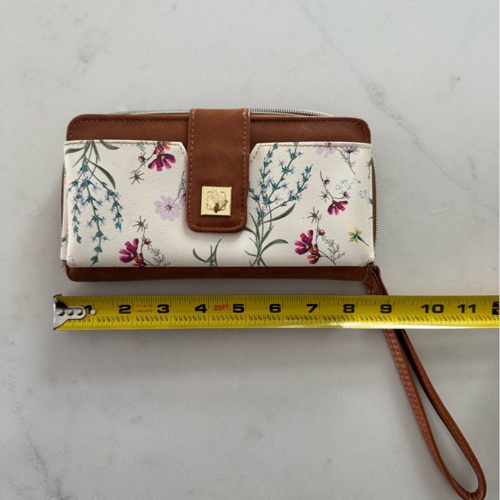 floral vintage wallet 🤍